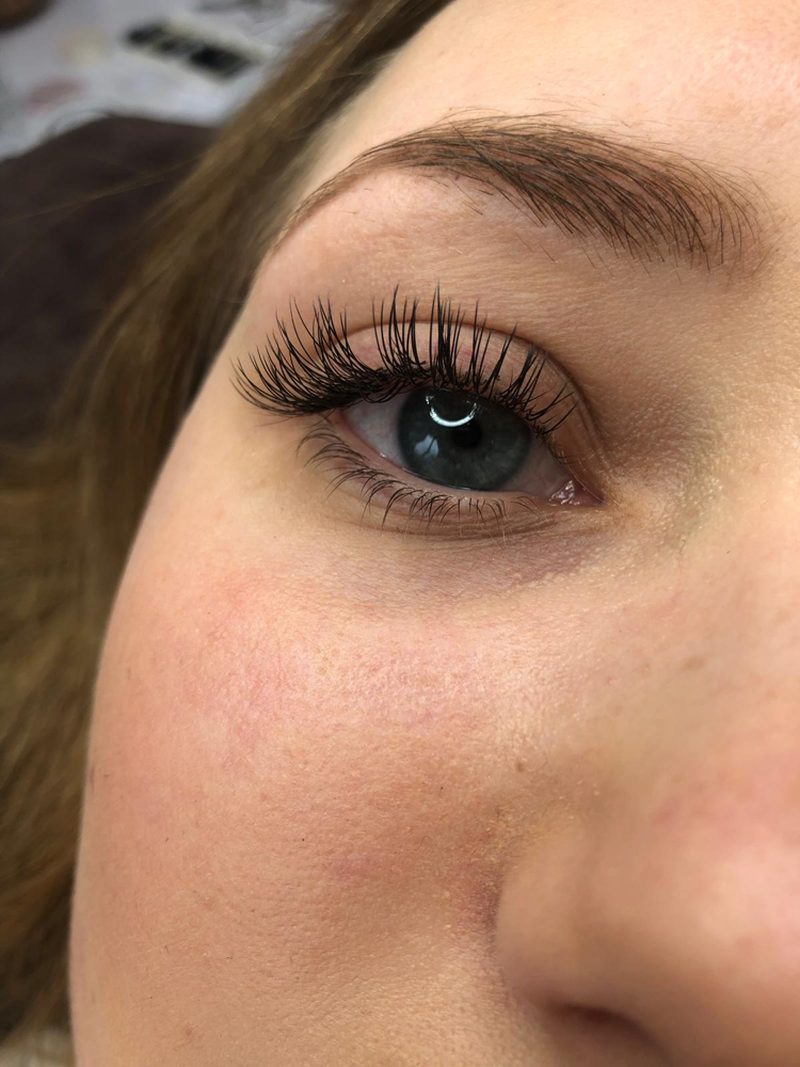 Resultaat van een lash lifting: natuurlijke wimpers die opgekruld staan, gemaakt in Schoonheidssalon Mooi in Baflo