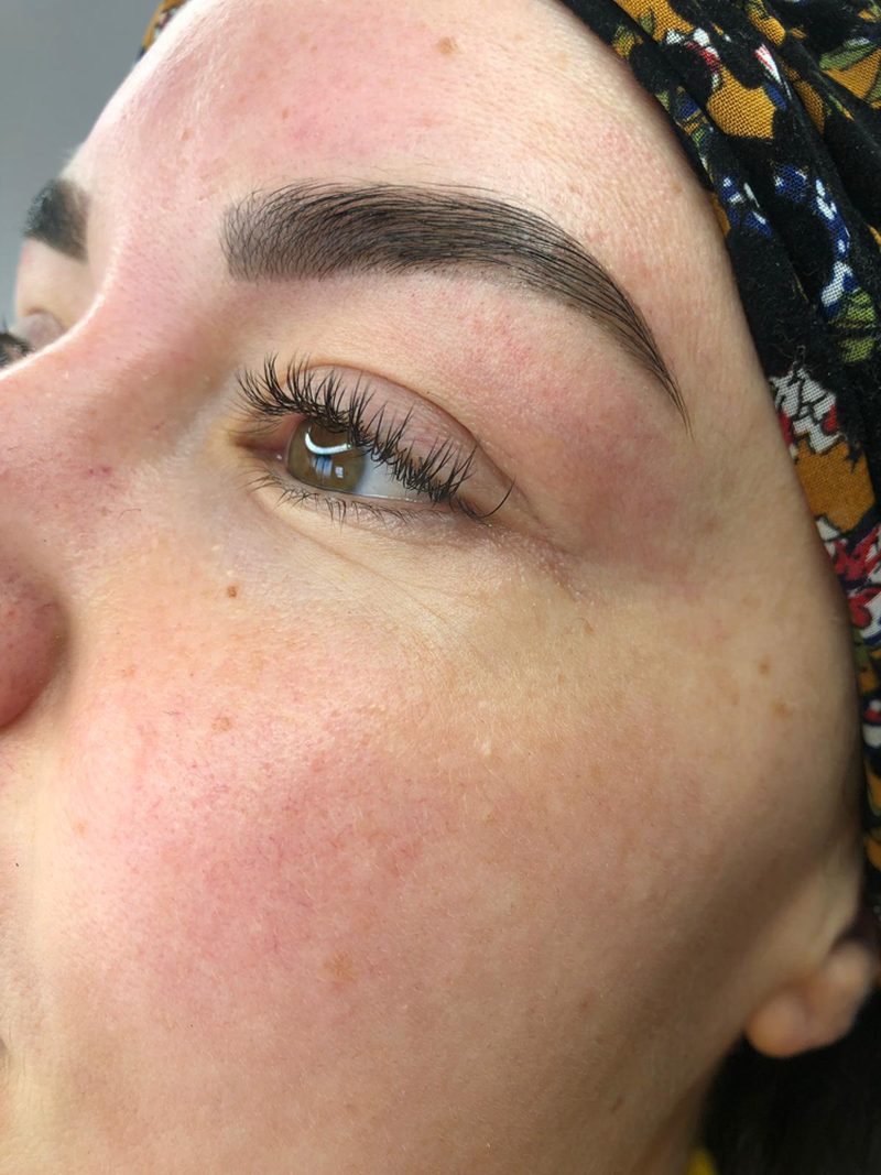Wenkbrauw die met henna is geverfd en gestyled, in close-up gefotografeerd