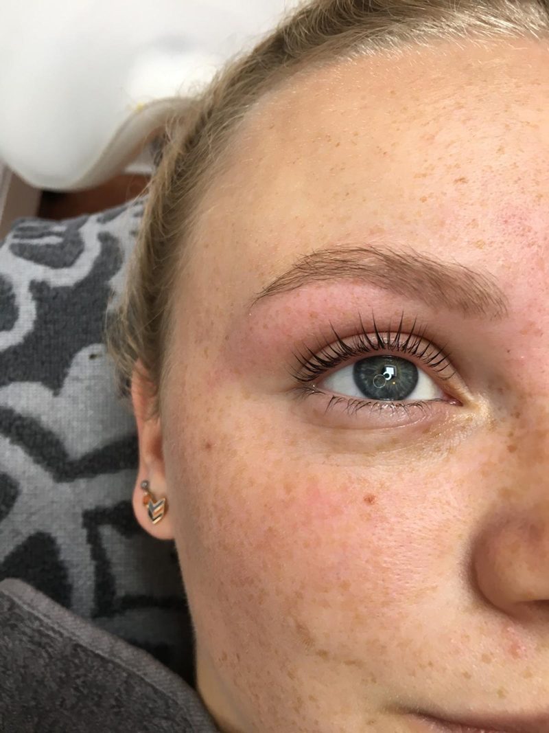 Oog met gelifte wimpers en verzorgde wenkbrauw na een wimperlifting