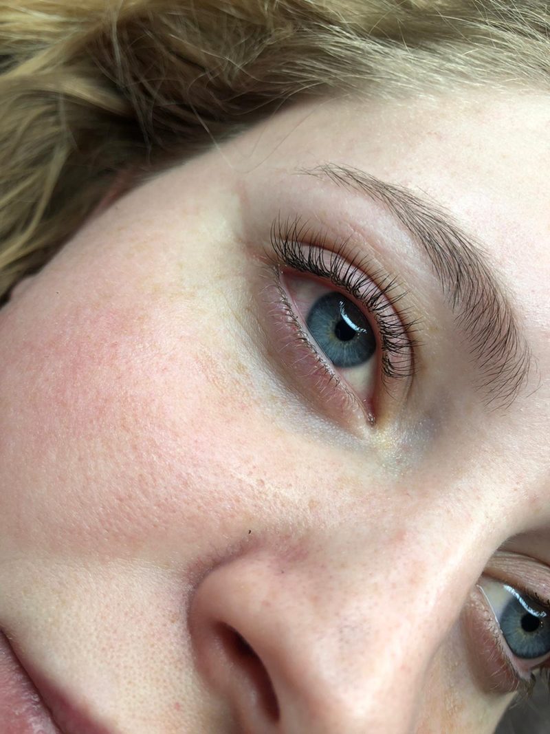 Natuurlijk ogende wimpers na een lifting, zonder mascara